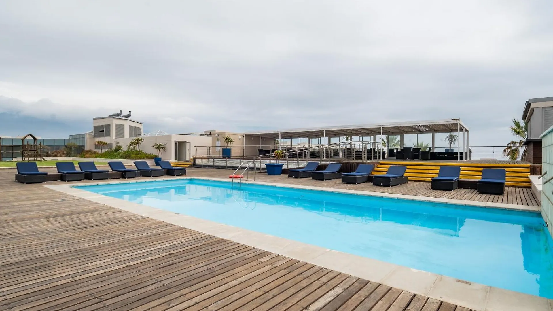 Lagoon Shoreline Penthouse Cape Town Apartment